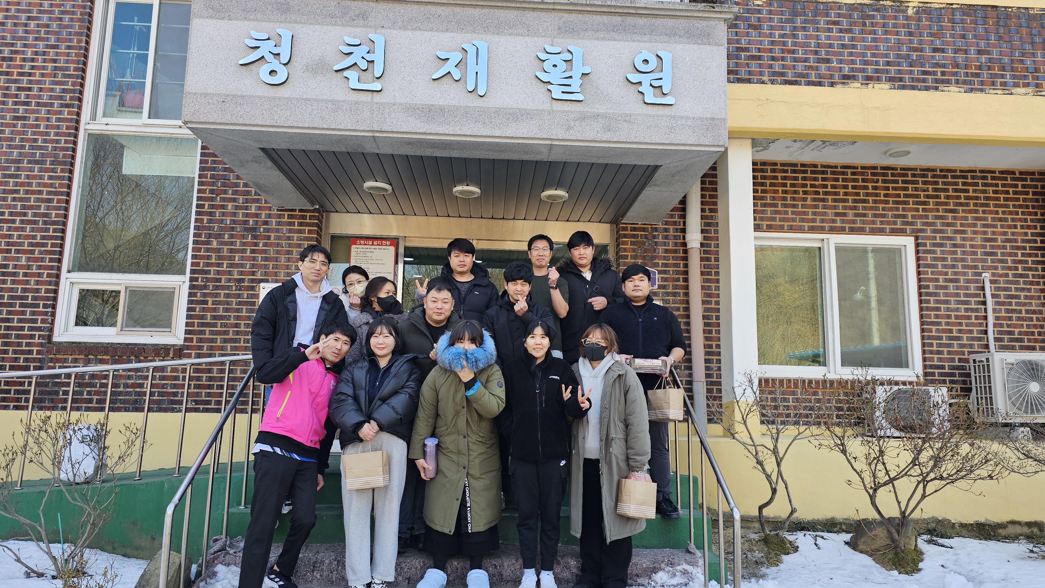 봉우리봉사단 단체사진.jpg